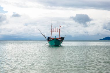 Kamboçya 'daki geleneksel balıkçı teknesinin resmi.