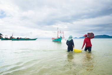 Kamboçya 'daki geleneksel balıkçı ve teknelerin görüntüleri.