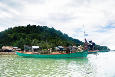 Kamboçya 'daki balıkçı kasabası. Orman ve okyanus. 
