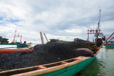 Kamboçya 'daki geleneksel balıkçı ve teknelerin görüntüleri.