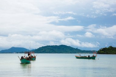Kamboçya 'daki geleneksel balıkçı ve teknelerin görüntüleri.