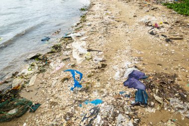 Çöp nedeniyle kirlenmiş plajın görüntüsü.
