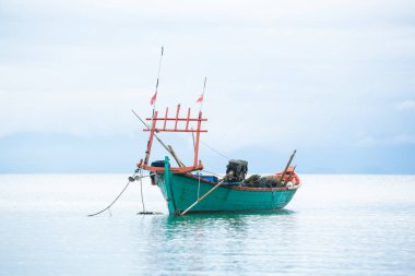 Kamboçya 'daki geleneksel balıkçı teknesinin resmi.