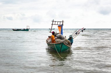Kampot, Kampot / Kamboçya - 26 Ekim 2016: Khmer sahilindeki tekne ve balıkçıların görüntüleri. Güneydoğu Asya 'da geleneksel balıkçılık.