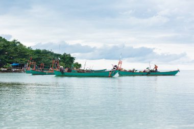Kampot, Kampot / Kamboçya - 26 Ekim 2016: Khmer sahilindeki tekne ve balıkçıların görüntüleri. Güneydoğu Asya 'da geleneksel balıkçılık.