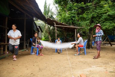 Kampot, Kampot / Kamboçya - 26 Ekim 2016: Balıkçı ailesinin balık ağlarını onarma görüntüsü.