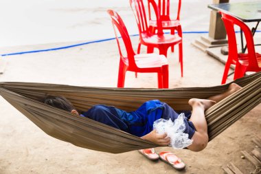 Hamakta dinlenen bir çocuğun görüntüsü. 