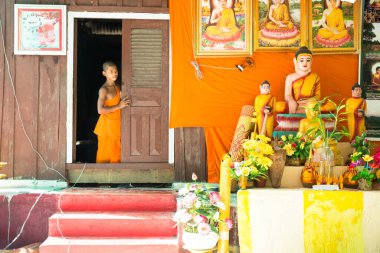 Phnom Penh, Phnom Penh / Kamboçya - 12 Kasım 2016: Tapınakta Budist rahipler. Khmer kırsal tapınak üyeleri.