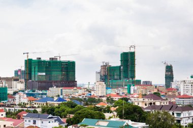 Phnom Penh, Phnom Penh / Kamboçya: 23 Eylül 2016: Phnom Penh şehrinin resmi. Mimaride, büyük binalarda, geleneksel evlerin yanında. İnşaat endüstrisi.