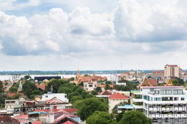 Phnom Penh, Phnom Penh / Kamboçya: 23 Eylül 2016: Phnom Penh şehrinin resmi. Mimaride, büyük binalarda, geleneksel evlerin yanında. İnşaat endüstrisi.