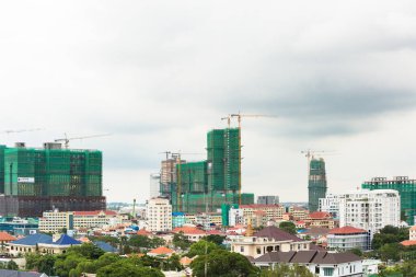 Phnom Penh, Phnom Penh / Kamboçya: 23 Eylül 2016: Phnom Penh şehrinin resmi. Mimaride, büyük binalarda, geleneksel evlerin yanında. İnşaat endüstrisi.