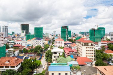 Phnom Penh, Phnom Penh / Kamboçya: 23 Eylül 2016: Phnom Penh şehrinin resmi. Mimaride, büyük binalarda, geleneksel evlerin yanında. İnşaat endüstrisi.
