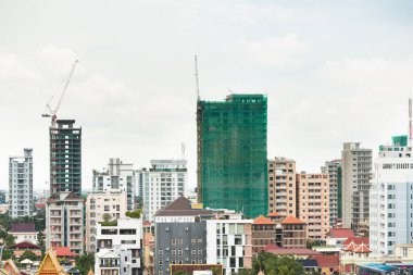 Phnom Penh, Phnom Penh / Kamboçya: 23 Eylül 2016: Phnom Penh şehrinin resmi. Mimaride, büyük binalarda, geleneksel evlerin yanında. İnşaat endüstrisi.