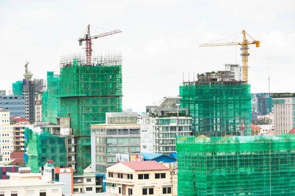 Phnom Penh, Phnom Penh / Kamboçya: 23 Eylül 2016: Phnom Penh şehrinin resmi. Mimaride, büyük binalarda, geleneksel evlerin yanında. İnşaat endüstrisi.