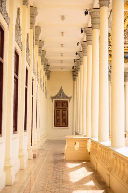 Phnom Penh, Phnom Penh / Peru - 23 Eylül 2016: Kamboçya Kralı Sarayı 'nda duvarlı koridor resmi.