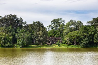 Siyam Reap, Siyam Reap / Kamboçya - 30 Eylül 2016: Görüntü Angkor Wat kompleks tapınağında. Göl kenarlı tapınak duvarı.