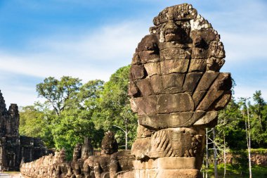 Siyam Reap, Siyam Reap / Kamboçya - 30 Eylül 2016: Görüntü Angkor Wat kompleks tapınağında. Koruyucu ve yılan Naga ile süslenmiş köprü.