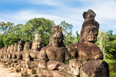 Siyam Reap, Siyam Reap / Kamboçya - 30 Eylül 2016: Görüntü Angkor Wat kompleks tapınağında. Koruyucu ve yılan Naga ile süslenmiş köprü.
