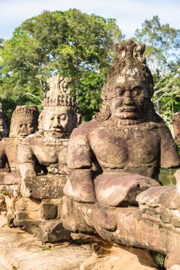 Siyam Reap, Siyam Reap / Kamboçya - 30 Eylül 2016: Görüntü Angkor Wat kompleks tapınağında. Koruyucu ve yılan Naga ile süslenmiş köprü.