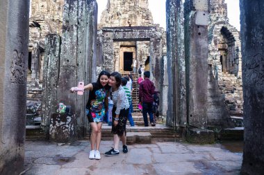 Siyam Reap, Siyam Reap / Kamboçya - 30 Eylül 2016: Görüntü Angkor Wat kompleks tapınağında. Bayon tapınağı, kafa ve taştan yapılmış yüzler. Turist ziyareti ve fotoğraf çekme.