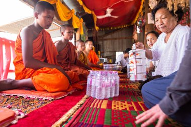 Phnom Penh, Phnom Penh / Kamboçya - 27 Eylül 2016: Budist tapınağındaki insanların keşişlere saygılarını sunmaları. Dini kutlama.