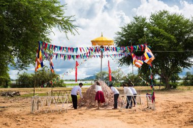 Phnom Penh, Phnom Penh / Kamboçya - 27 Eylül 2016: Khmer kırsal Pagoda veya Budist tapınağının resmi. Chatra şemsiyesi.