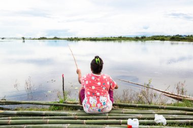 Phnom Penh, Phnom Penh / Kamboçya - 26 Eylül 2016: Asya 'daki göl resmi, kadın portresi. Göldeki balıkçı kadın. Kamboçya 'nın kırsal kesiminin geleneksel kırsal kesimi