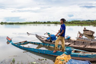 Phnom Penh, Phnom Penh / Kamboçya - 26 Eylül 2016: Asya 'da balıkçı teknesiyle göl resmi. Kamboçya 'nın kırsal kesiminde geleneksel kır teknesi