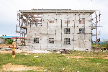 Kamboçya kırsalındaki bir binanın görüntüleri.