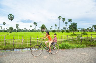 Phnom Penh, Phnom Penh / Kamboçya - 27 Eylül 2016: Khmer kırsalında bisiklet süren çocuk resmi.