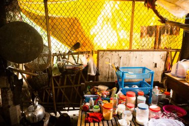 Phnom Penh, Phnom Penh / Kamboçya - 27 Eylül 2016: Phnom Penh 'in kırsal kesimi. Mutfak elementlerinin kırsal manzarası.