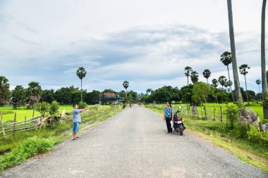 Phnom Penh, Phnom Penh / Kamboçya - 27 Eylül 2016: Khmer kırsalında fotoğraf çeken çift.