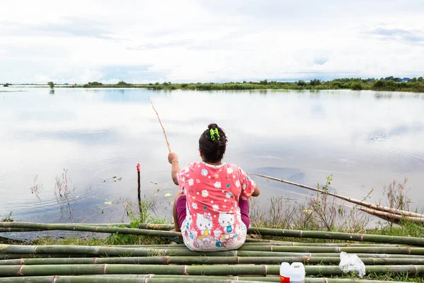 Phnom Penh, Phnom Penh / Kamboçya - 26 Eylül 2016: Asya 'daki göl resmi, kadın portresi. Göldeki balıkçı kadın. Kamboçya 'nın kırsal kesiminin geleneksel kırsal kesimi