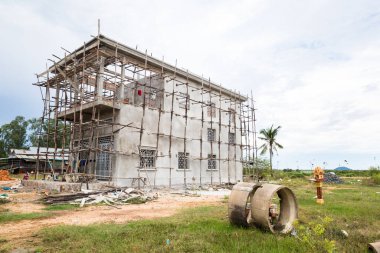 Kamboçya kırsalındaki bir binanın görüntüleri.