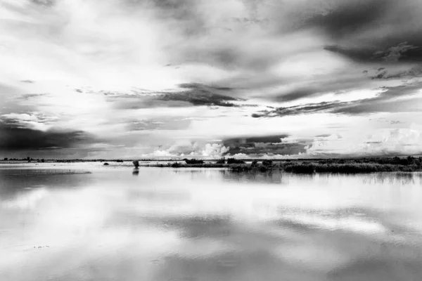 Imagen Lago Asia Aguas Tranquilas Con Reflejo Del Cielo —  Fotos de Stock