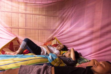 Phnom Penh, Phnom Penh / Kamboçya - 7 Ekim 2016: Sivrisinek ağının içindeki kırsal bölgede yaşayan bir Khmer halkının görüntüsü. Dinleniyor, uyuyor.. 