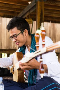 Phnom Penh, Phnom Penh / Kamboçya - 8 Ekim 2016: Kırsal kesimde bir Khmer müzisyeninin görüntüsü. Geleneksel müzik.