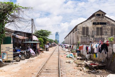 Phnom Penh, Phnom Penh / Kamboçya - 4 Ekim 2016: Phnom Penh 'deki gecekondu mahallelerinden geçen tren görüntüsü.
