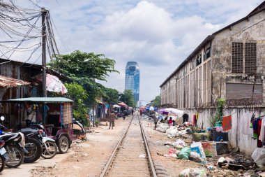 Phnom Penh, Phnom Penh / Kamboçya - 4 Ekim 2016: Phnom Penh 'deki gecekondu mahallelerinden geçen tren görüntüsü.