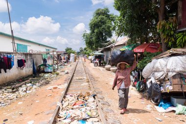 Phnom Penh, Phnom Penh / Kamboçya - 4 Ekim 2016: Phnom Penh 'deki gecekondu mahallelerinden geçen tren görüntüsü.