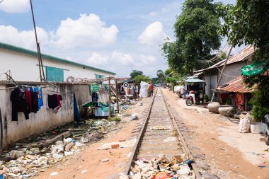 Phnom Penh, Phnom Penh / Kamboçya - 4 Ekim 2016: Phnom Penh 'deki gecekondu mahallelerinden geçen tren görüntüsü.