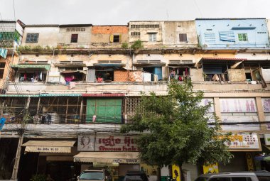 Phnom Penh, Phnom Penh / Kamboçya - 5 Ekim 2016: Kamboçya 'daki apartman resmi. Evler ve dükkanlar.