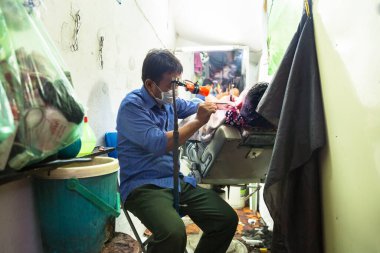 Phnom Penh, Phnom Penh / Kamboçya - 5 Ekim 2016: Phnom Penh 'deki bir berber dükkanının resmi. Kulak temizliği de yapıyorlar. Bir istemciyle birlikte kulak temizleyici.