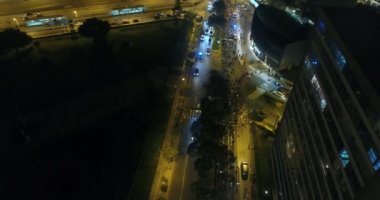 Lima, Lima / Peru - 12 Kasım 2020: Peru cumhurbaşkanlığının yasadışı alınmasını protesto eden insanlar. Ana caddelerde yürüyorum.