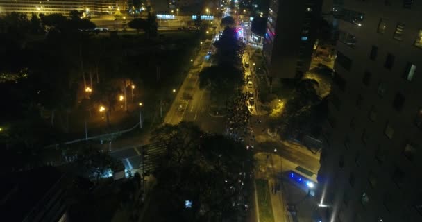ペルー 2020年11月12日 ペルー大統領の違法占拠に抗議する人々 主要道路を歩く — ストック動画