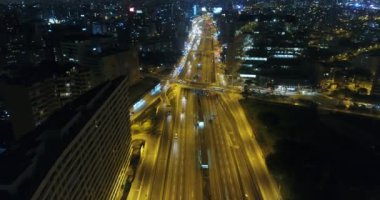 Lima, Lima / Peru - 12 Kasım 2020: Lima Peru 'nun Miraflores ilçesi. Başkent üzerinde İHA ile yapılan hava videosu.