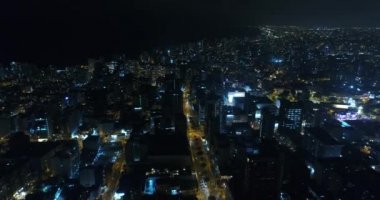 Lima Peru 'daki Miraflores bölgesinde. Başkentin üzerinde insansız hava aracıyla yapılan hava videosu. Zaman aşımı veya hiper sapma.