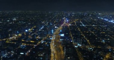 Lima Peru 'daki Miraflores bölgesinde. Başkentin üzerinde insansız hava aracıyla yapılan hava videosu. Zaman aşımı veya hiper sapma.