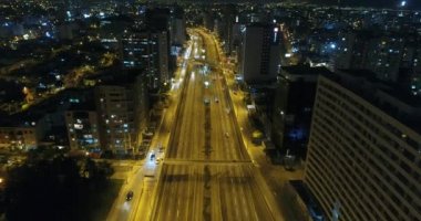 Lima Peru 'daki Miraflores bölgesinde. Başkentin üzerinde insansız hava aracıyla yapılan hava videosu. Zaman aşımı veya hiper sapma.