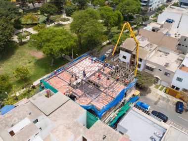 Lima Peru 'da devam eden bir inşaatın görüntüsü. Çatı inşaatı. Gerçek devlet endüstrisi, İHA ile yapılan hava görüntüsü.